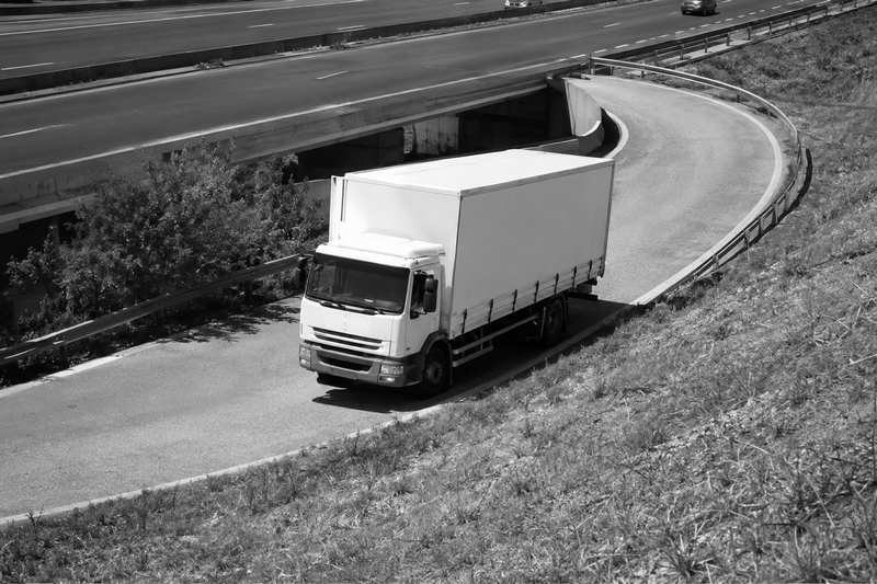 Échangeur autoroutier des Yvelines et camion de déménagement engagé sur la bretelle