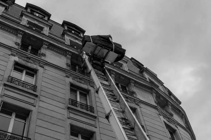 Monte-meuble déployé le long d’une façade haussmannienne pour un déménagement de piano à Paris