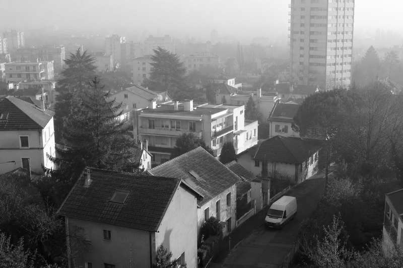 Quartier des Hauts-de-Seine mêlant pavillons et immeubles collectifs vu depuis un point haut