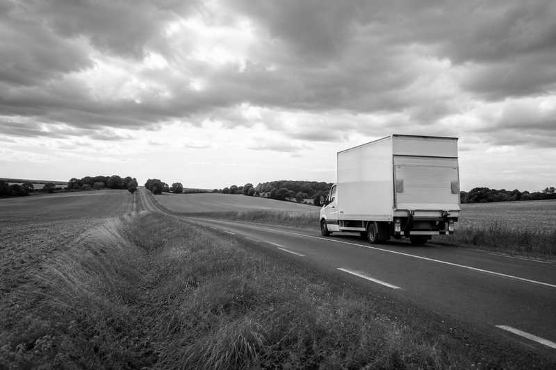 Route départementale de l'Essonne et camion de déménagement de piano en approche