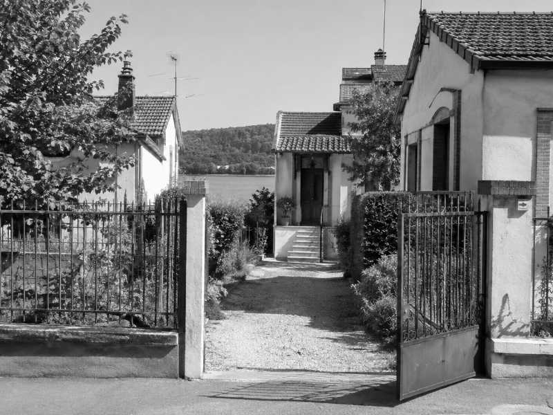 Pavillon d Acheres avec allee de gravier et portail ouvert pour le passage d un piano