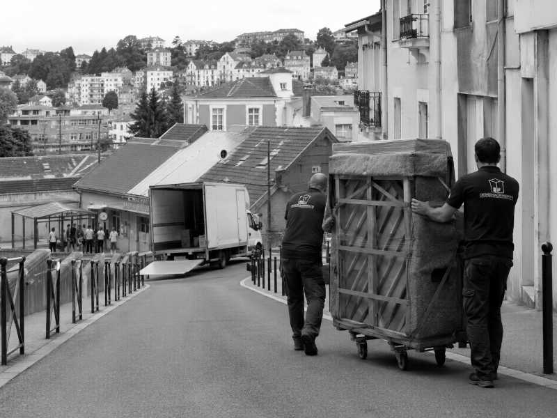 Piano droit sur chariot remonté vers le centre ancien de Boissy-Saint-Léger (94), gare en contrebas