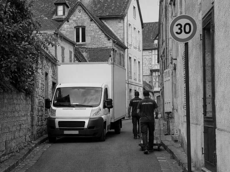 Camion de déménagement dans une rue étroite du centre médiéval de Bry-sur-Marne (94), zone à 30 km/h