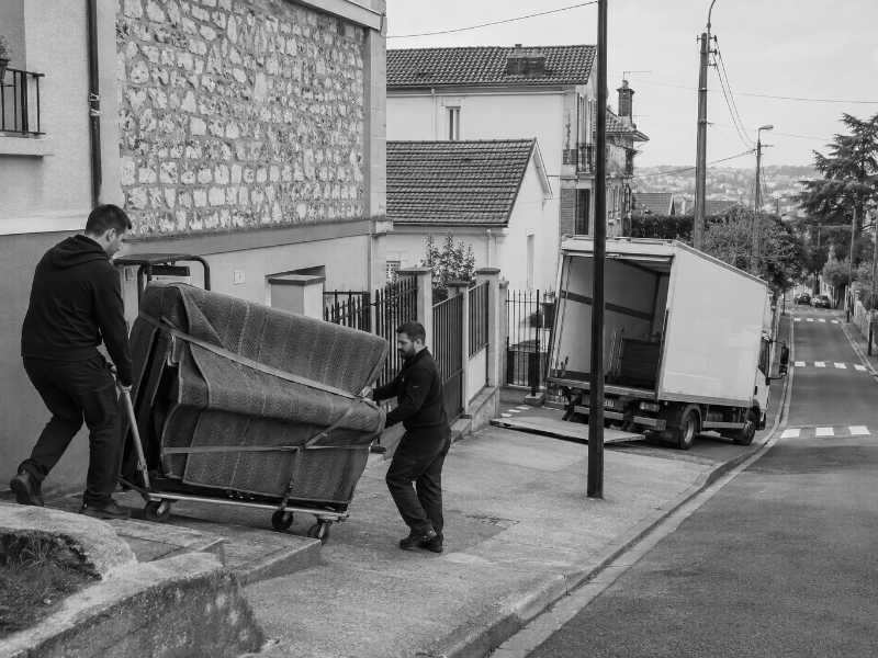 Descente d’un piano droit emballé sur chariot dans une rue en pente à Chaville (92)