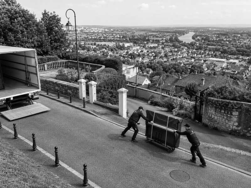 Piano droit sur chariot sur un coteau dominant la vallée de la Marne à Chennevières-sur-Marne (94)