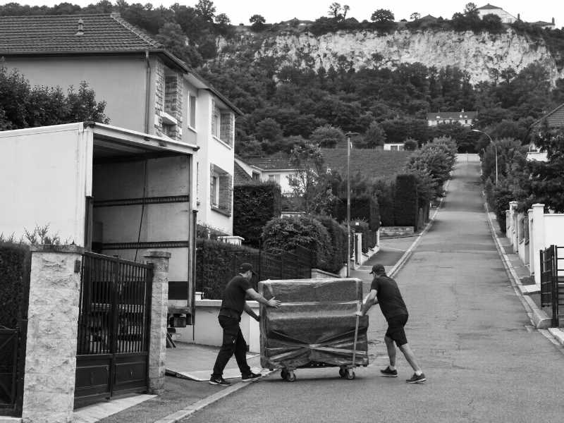 Piano droit sur chariot dans une rue pavillonnaire montant vers la butte de Cormeilles-en-Parisis (95)