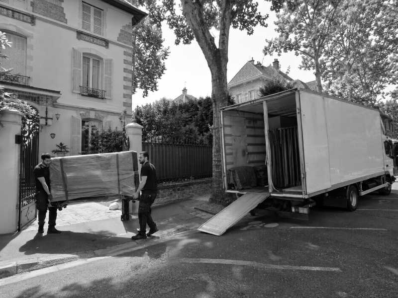 Sortie d’un piano droit du portail d’une villa à Eaubonne (95), rue arborée