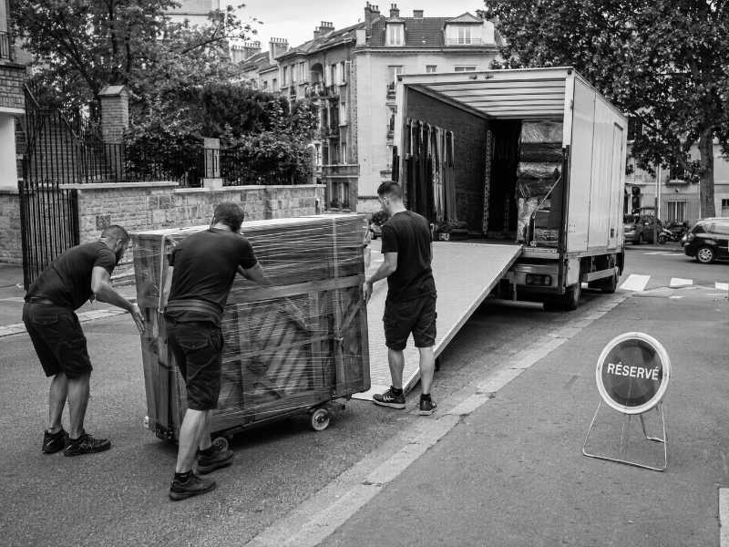Piano droit sur chariot dans une rue en pente à Fontenay-aux-Roses (92), panneau de réservation de stationnement