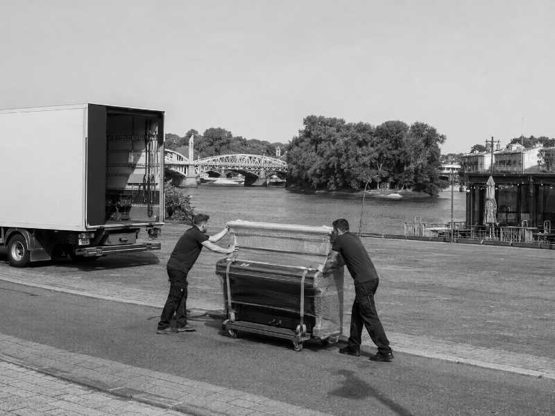 Piano droit sur chariot sur un quai de la Marne à Joinville-le-Pont (94), île boisée en arrière-plan