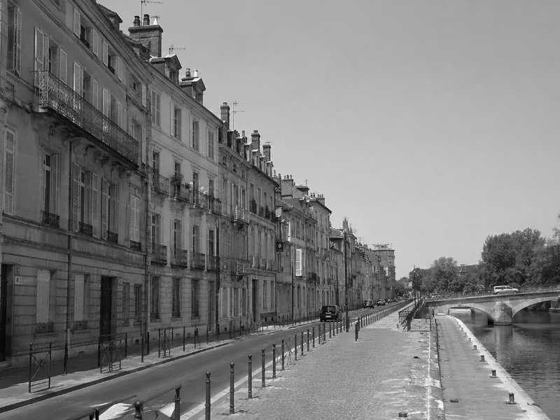 Quai de Melun borde d immeubles anciens et de voies etroites a sens unique pour le camion