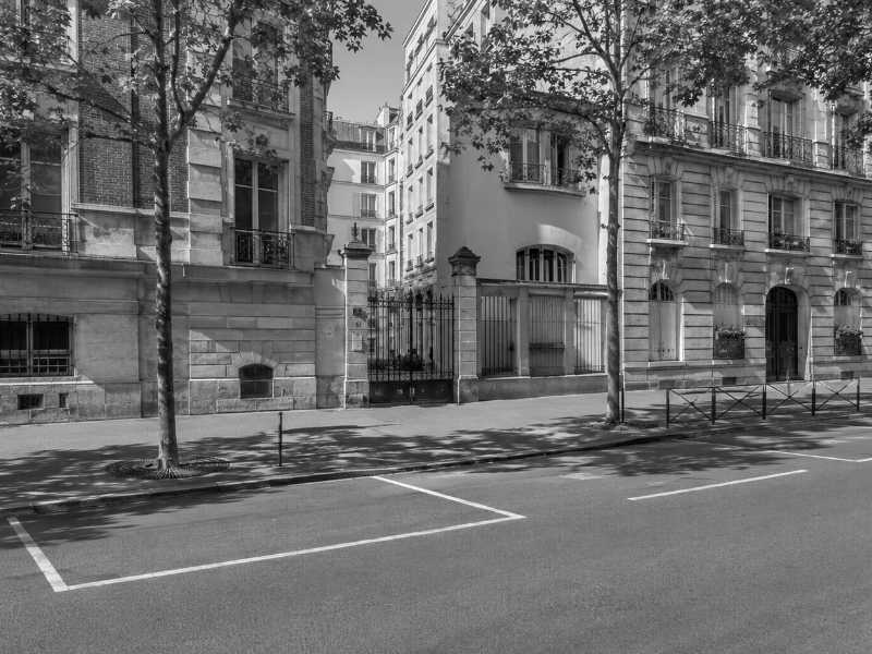 Rue du 12e arrondissement de Paris avec immeuble en brique et place de livraison marquee au sol
