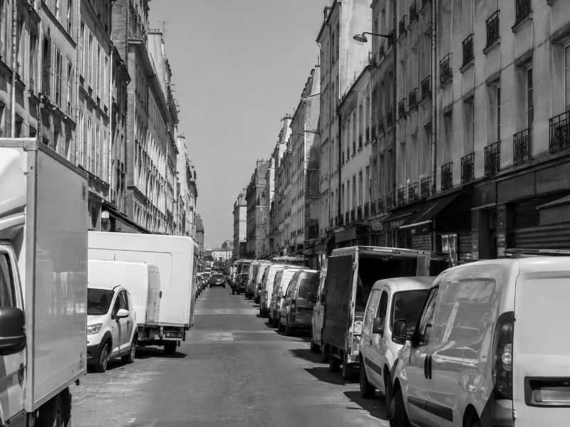 Rue etroite du 2e arrondissement de Paris encombree de livraisons en double file