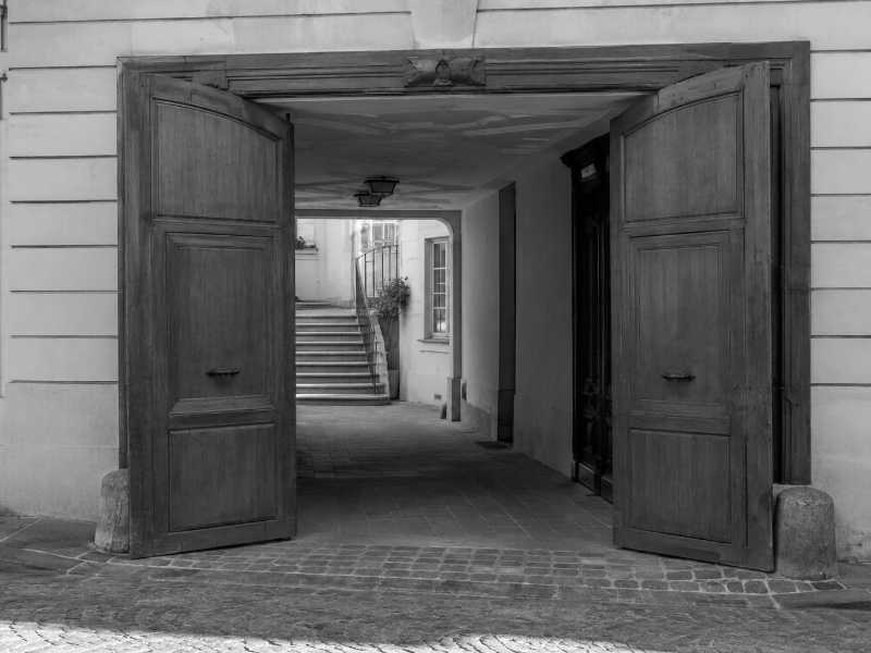 Porte cochere ouverte sur une cour pavee du 6e arrondissement de Paris avant le portage du piano