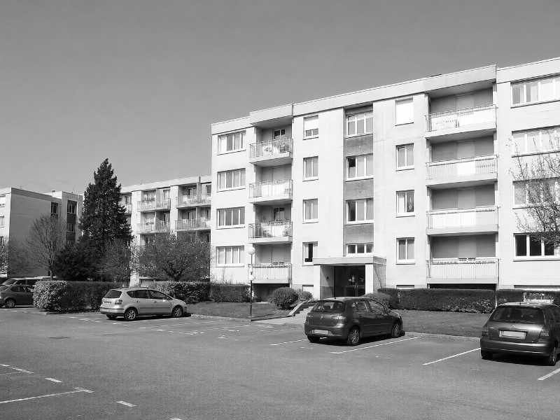 Residence de Plaisir avec parking exterieur permettant d approcher le camion pres de l entree