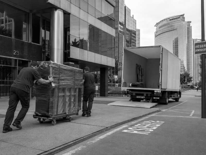 Piano droit sur chariot le long d’un trottoir à Puteaux (92), emplacement de stationnement réservé