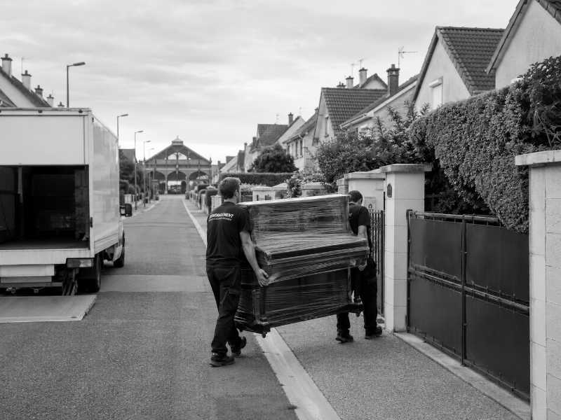 Sortie d’un piano droit d’un pavillon à Savigny-sur-Orge (91), halle du marché au bout de la rue