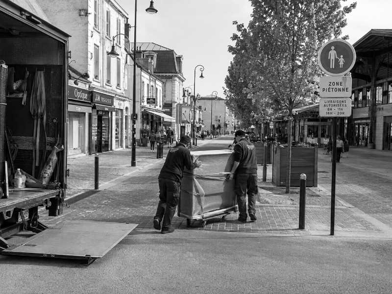 Piano droit sur chariot dans la rue piétonne de Sceaux (92), le camion reste à l’entrée