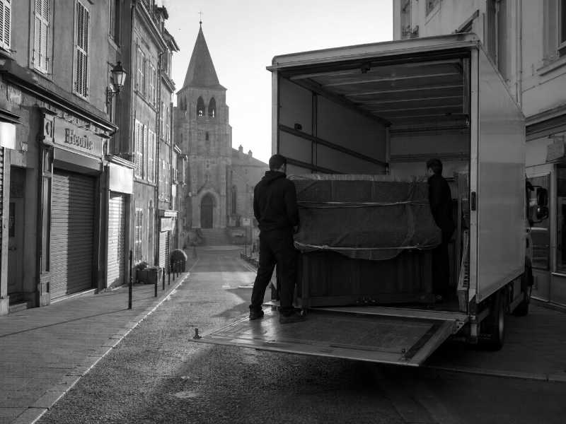 Chargement d’un piano droit un dimanche matin dans le centre ancien de Sucy-en-Brie (94)