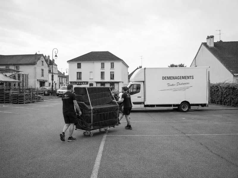 Piano droit sur chariot traversé sur le parking central de Vaucresson (92), jour de marché