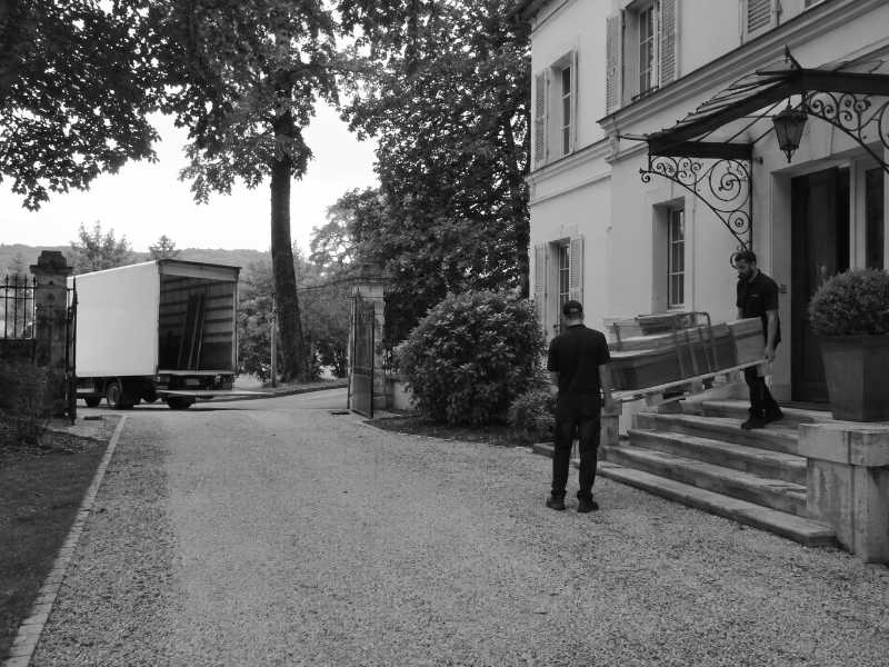 Sortie d’un piano à queue démonté d’une grande maison à Ville-d’Avray (92)