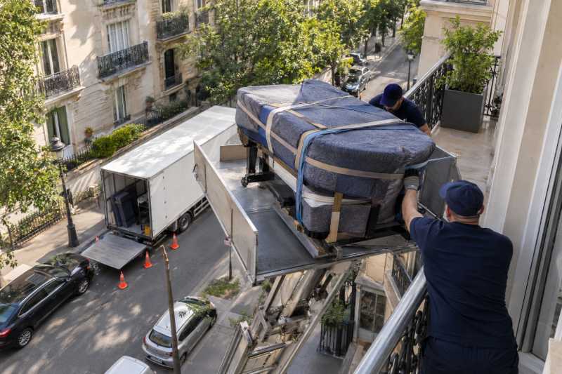 Plateau de monte-meubles arrivant au balcon avec un piano à queue emballé, Paris 4e