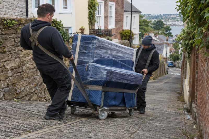 Piano emballé sur chariot freiné dans une ruelle en pente, Drancy