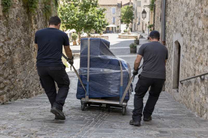 Piano emballé sur chariot freiné dans une ruelle en pente, Chennevières-sur-Marne