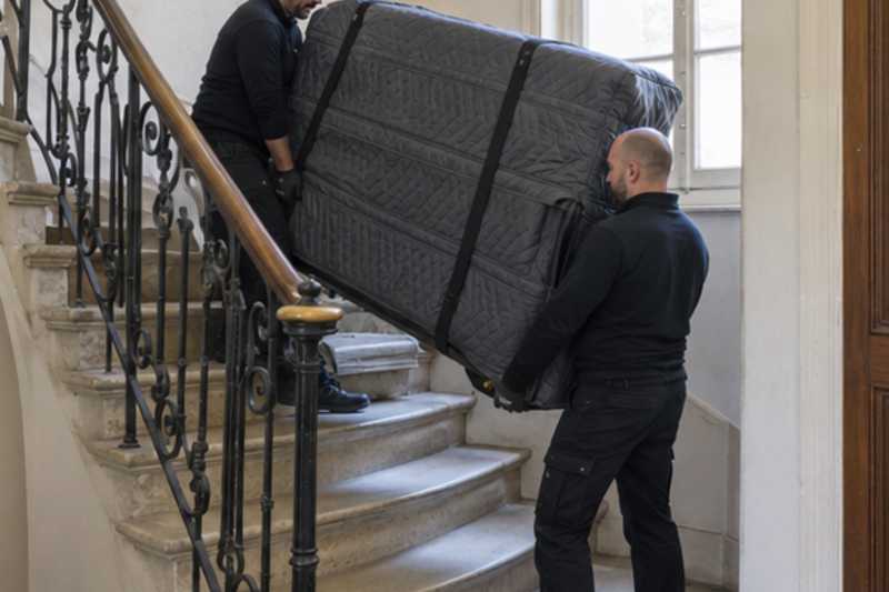 Portage d'un piano droit par paliers dans un escalier, Les Lilas