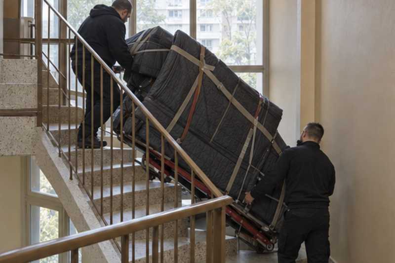 Piano droit sur chant dans un virage d'escalier, Mantes-la-Jolie