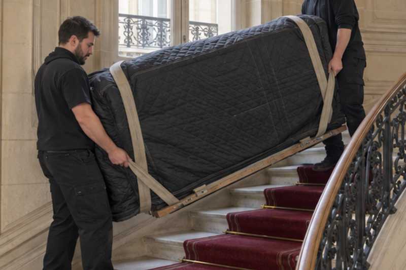 Piano droit sur luge dans un escalier, Saint-Mandé