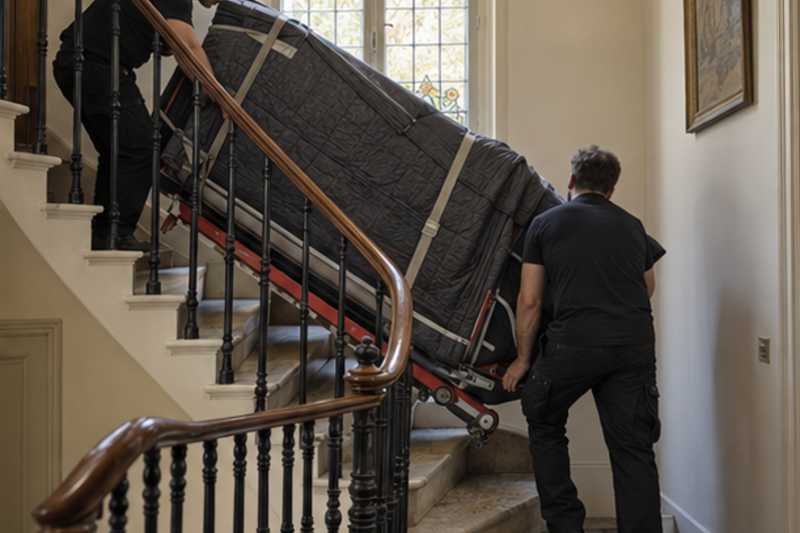 Piano droit sur chant dans un virage d'escalier, Torcy