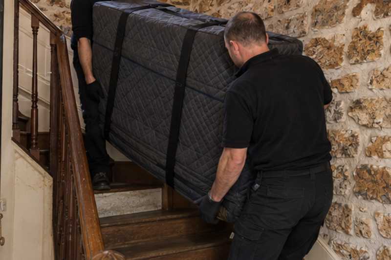 Portage d'un piano droit par paliers dans un escalier, Villepreux